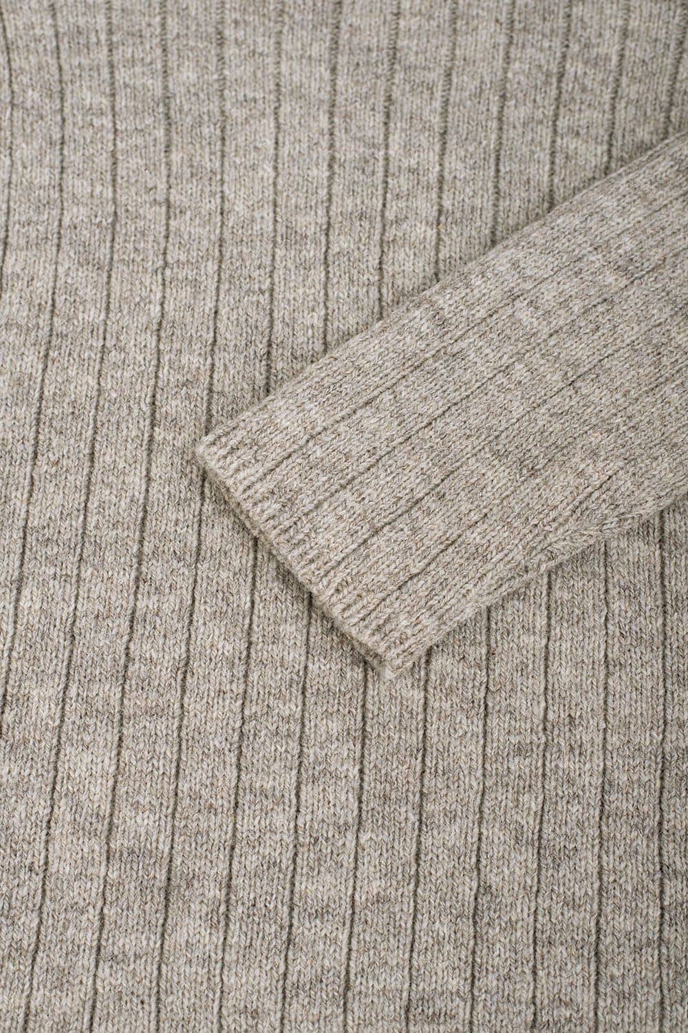 Detailfoto von grauem Finkhof Reglanpullover aus bio Wolle (kbT)