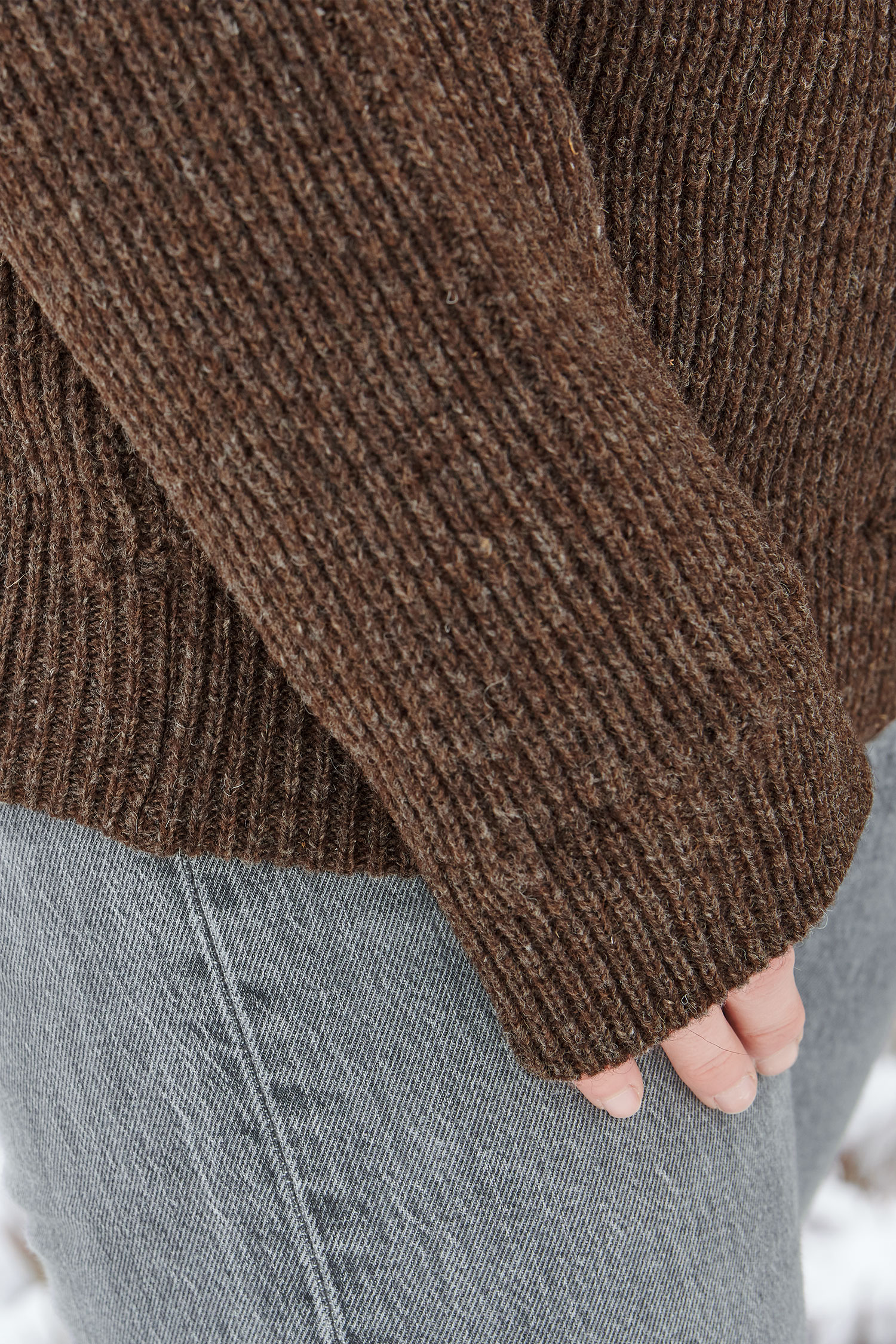 Detailaufnahme der Ärmel des braunen Finkhof Troyer aus bio Wolle (kbT)