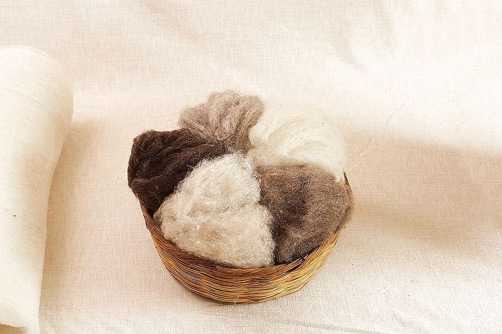 Finkhof Bastelwolle in verschiedenen Farben in einem Korb