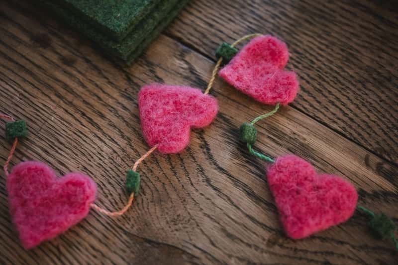 Girlande mit pinken FIlzherzen aus Finkhof Märchenwolle