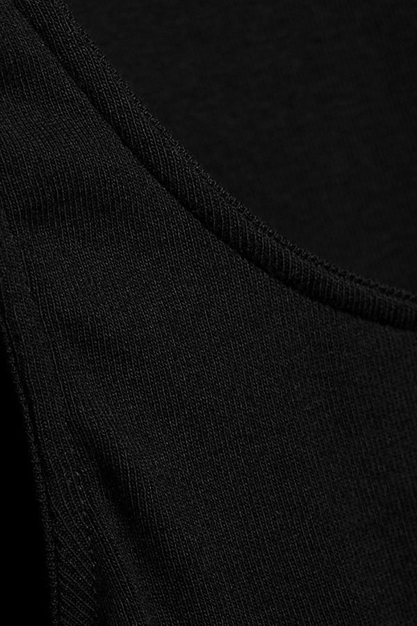 Detailaufnahme von den Kanten des schwarzen Unterhemds mit breiten Trägern aus bio Baumwolle (kbA)