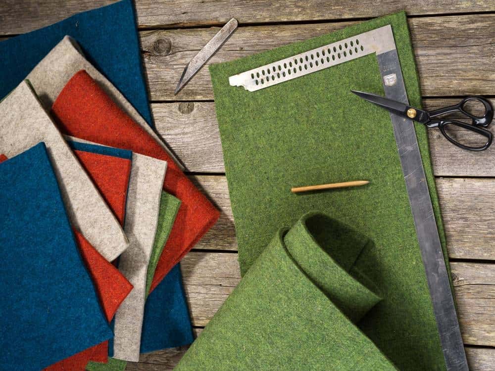 Stimmungsbild mit Finkhof Nadelfilz in verschiedenen Farben aus bio Schurwolle (kbT) mit Lineal sowie Schere