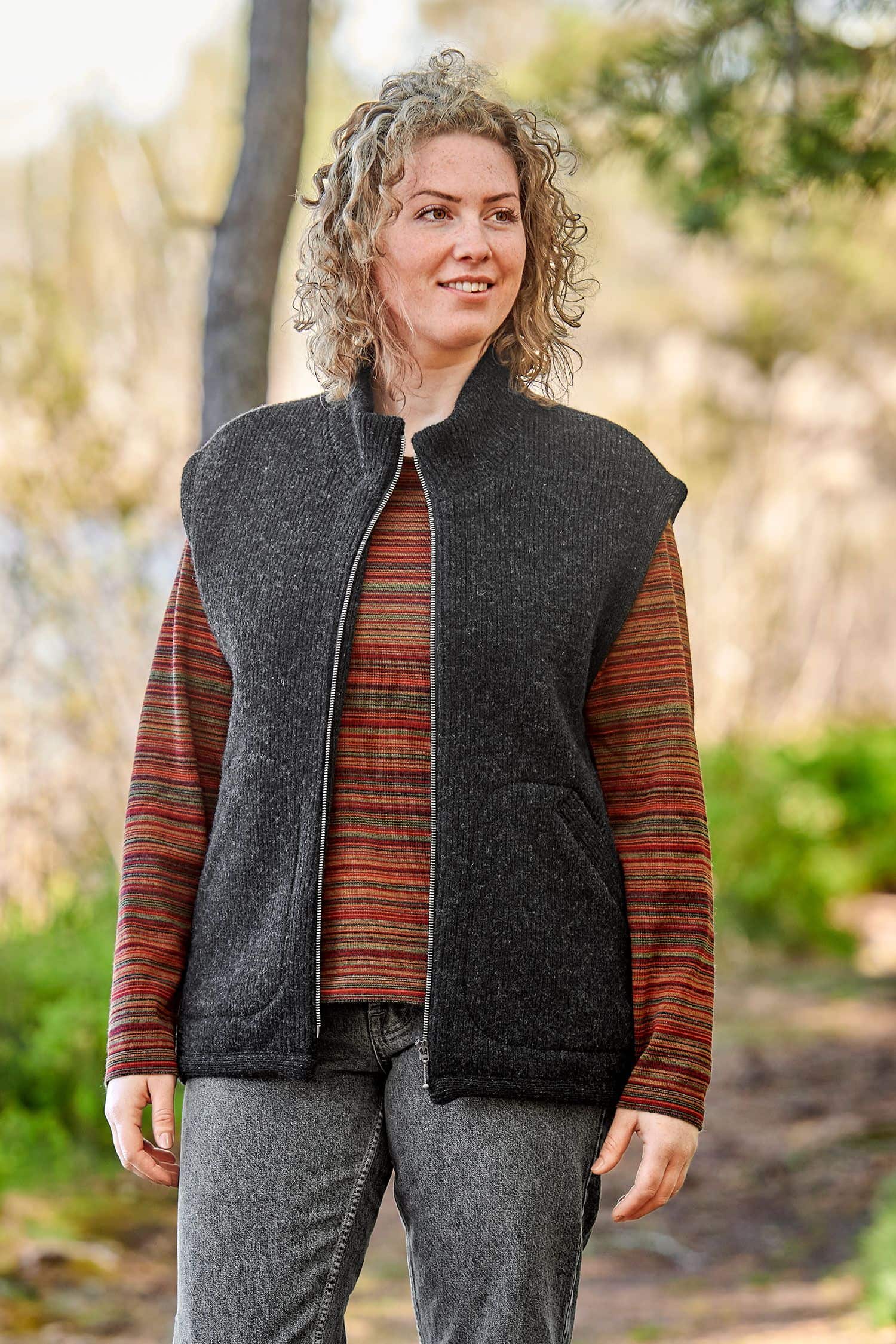 Frau mit rotem Streifenshirt trägt dunkelgraue Wollwalkweste aus bio Wolle (kbT) ohne Ärmel vom Finkhof