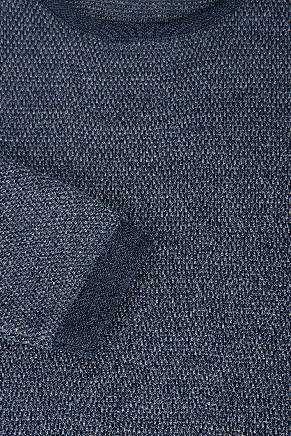 Nahaufnahme vom Melangeeffekt des blauen Pullovers aus bio Wolle (kbT) vom Finkhof