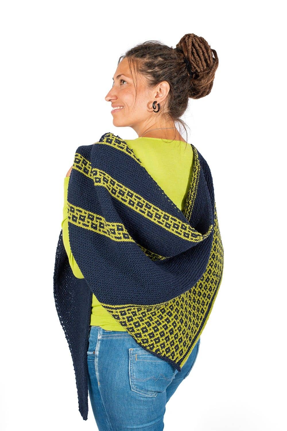 Frau mit blau grün gemustertem Tuch über den Schultern aus bio Finkhof Merinowolle mit bio Wolle (kbT)