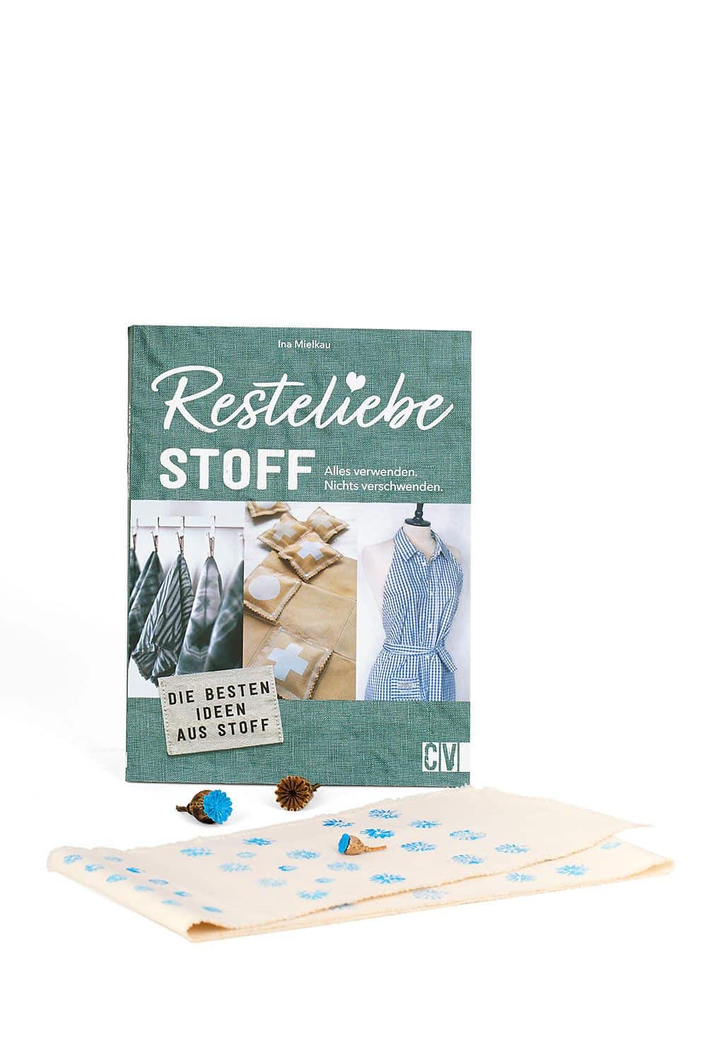 Resteliebe Stoff – Alles verwenden, nichts verschwenden Buch ,,Resteliebe Stoff" und davor liegt ein Stoff der bestempelt wird