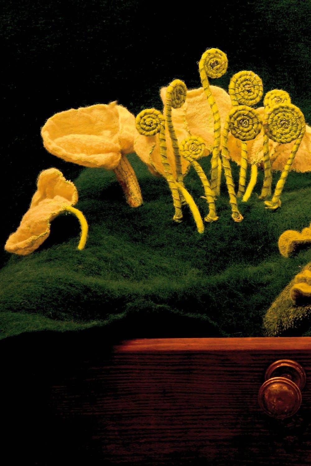 Stück lose gelbe Finkhof Märchenwolle aus bio Merinowolle (kbT) und gelbe Filzkugeln auf weißem Untergrund