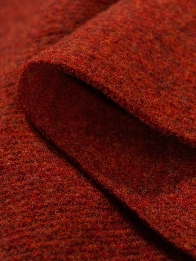 Struktur des rot gefärbten Strickwalk aus bio Wolle (kbT) vom Finkhof