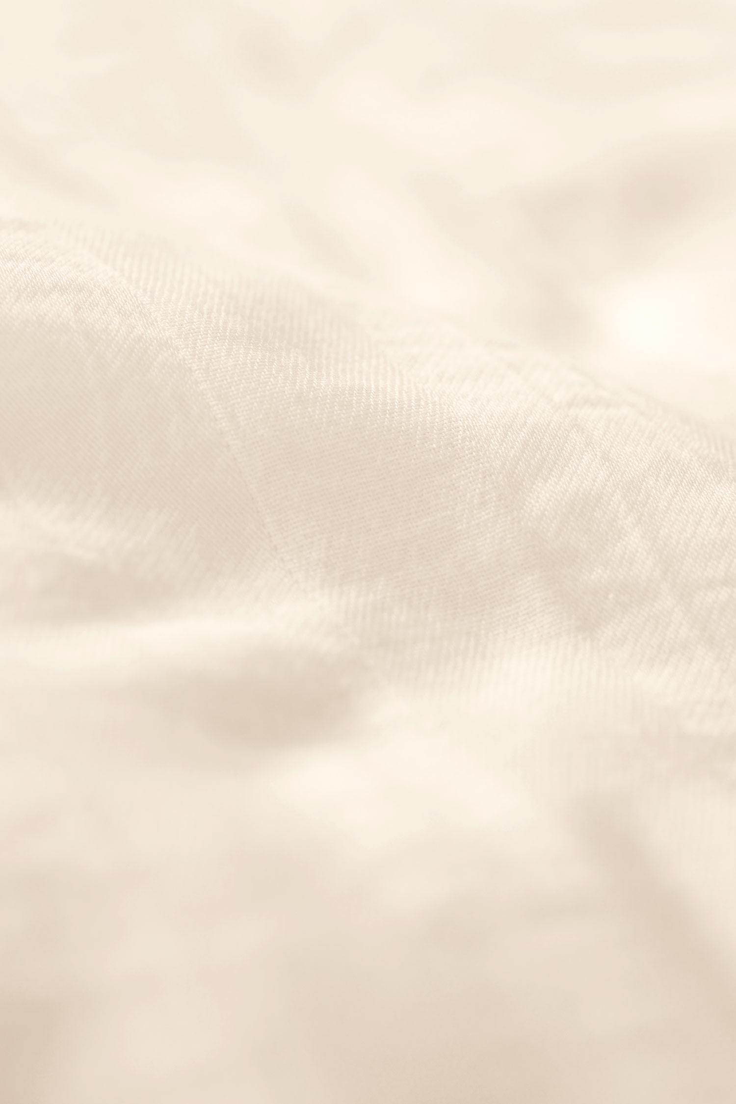 Nahaufnahme der Stoffstruktur der weißen Seesucker Bettwäsche aus bio Wolle (kbT)