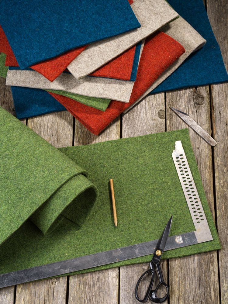 Stimmungsbild mit Finkhof Nadelfilz aus bio Schurwolle (kbT) und Lineal sowie Schere