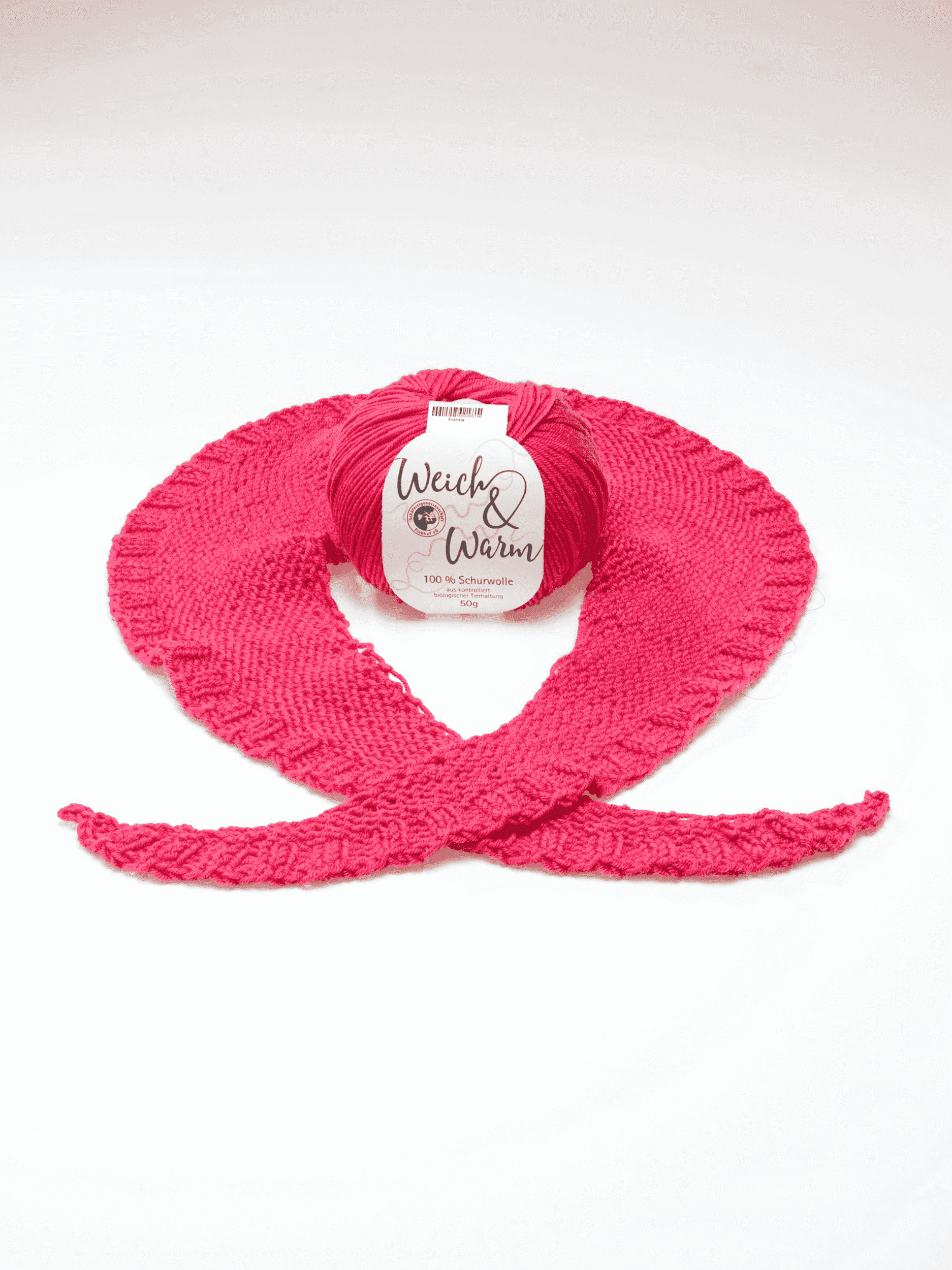 gestricktes Schaltuch in pink mit passendem Knäul der Finkhof Weich und Warm Wolle, Freisteller