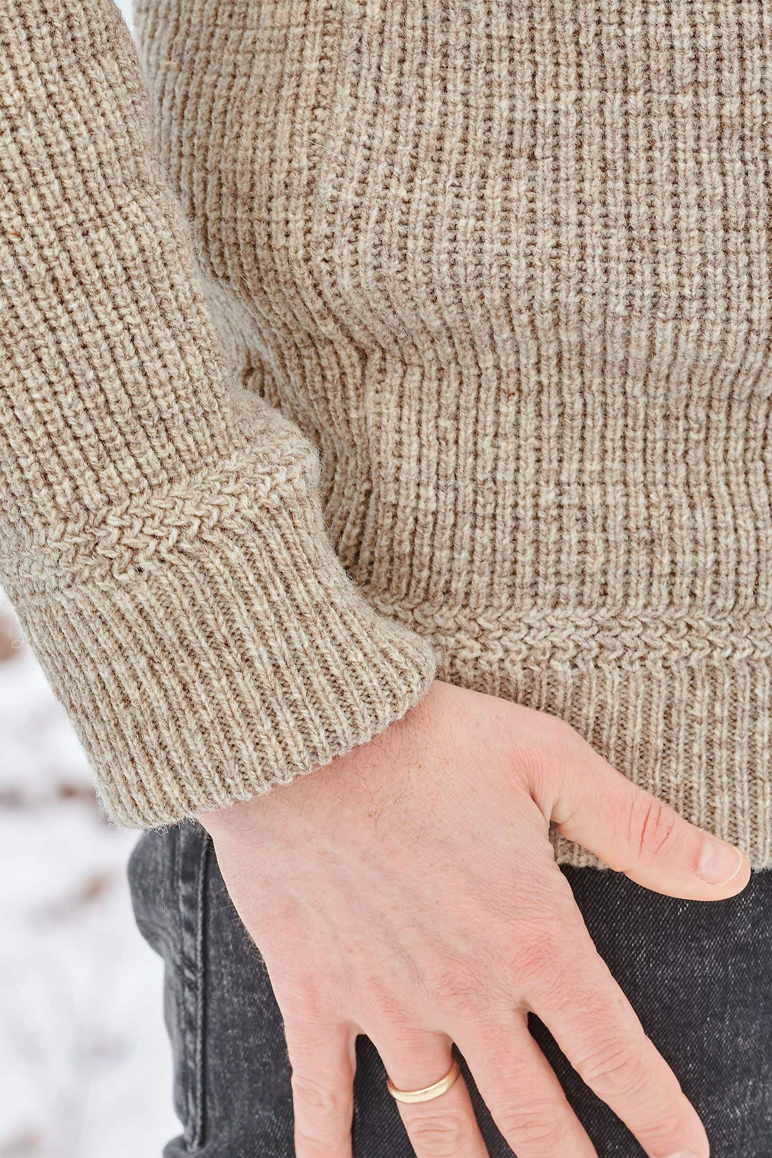 Nahaufnahme vom Bündchen des Ärmels des grauen Finkhof Troyers aus bio Wolle (kbT) vom Merinolandschaf