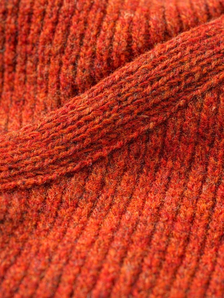 Detailaufnahme der Stoffstruktur der roten Wollwalkweste aus bio Wolle (kbT) vom Finkhof