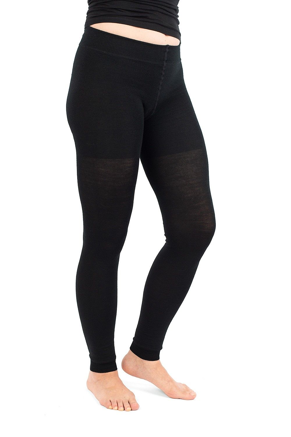 warme schwarze Leggings aus bio Wolle (kbT), bio Baumwolle (kbA) und Elasthan vom Finkhof, getragen von vorne