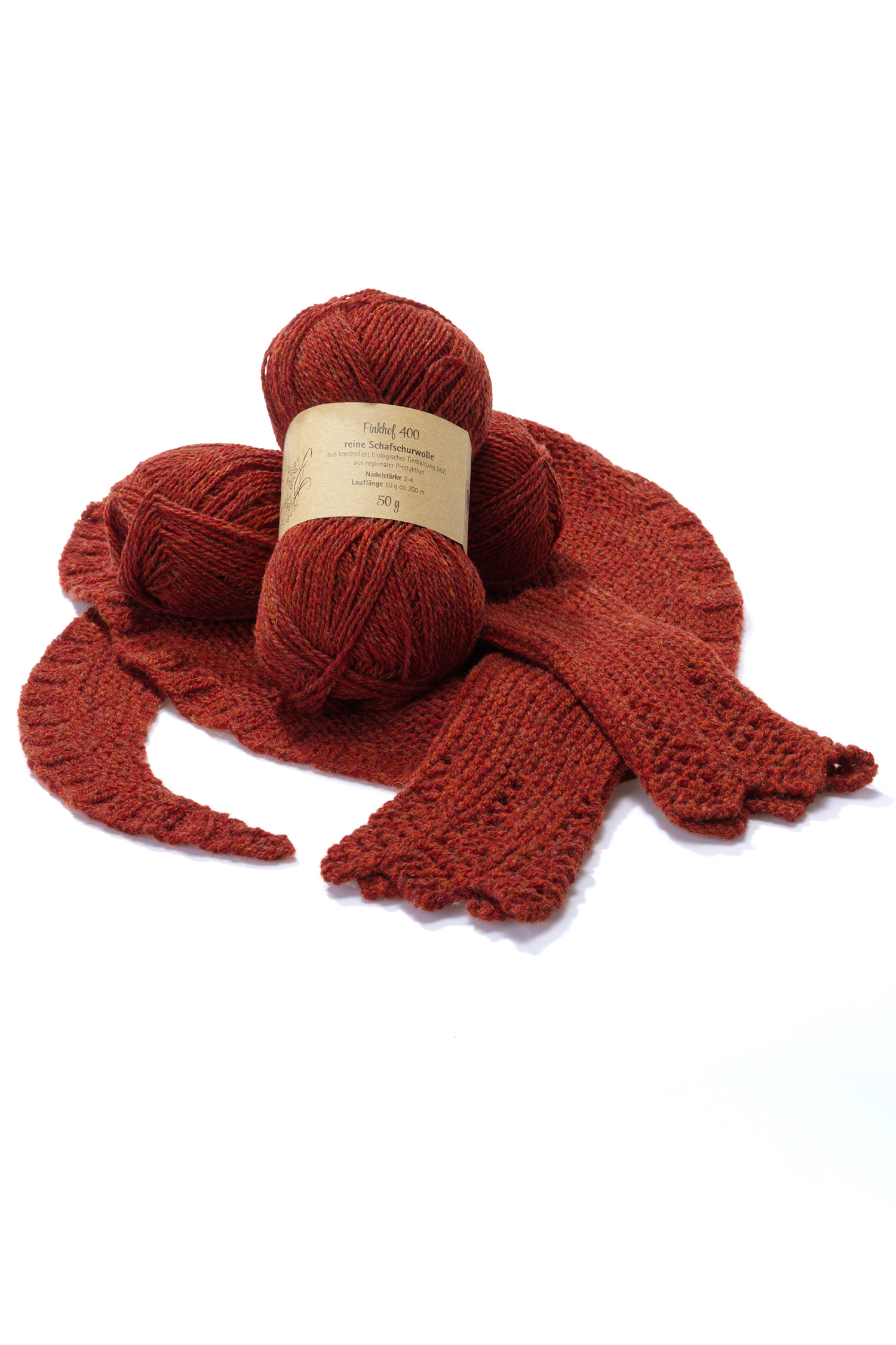 Finkhof Merinowolle 400 aus Bio-Schurwolle Finkhof Strickwolle 400 in sienarot aus Bio-Wolle mit gestrickten Stulpen und einem Schaltuch aus Beispiel