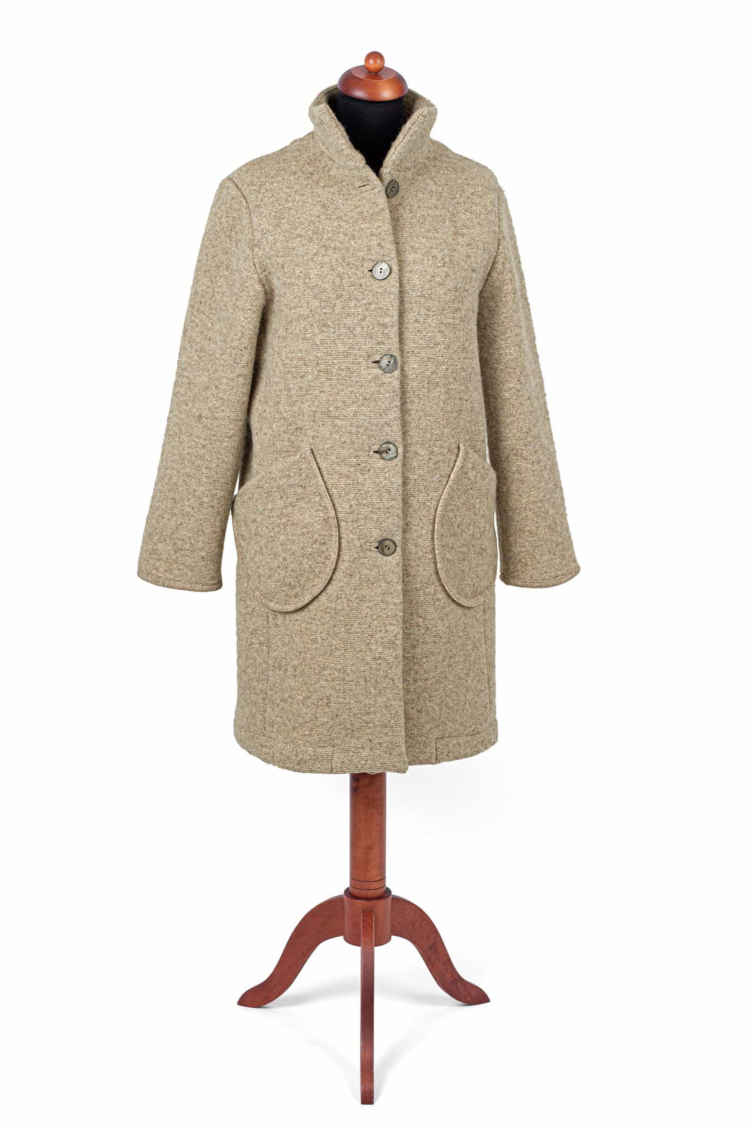 Schneiderpuppe mit Mantel aus grauem ungefärbten Strickwalk vom Finkhof aus bio Wolle (kbT)