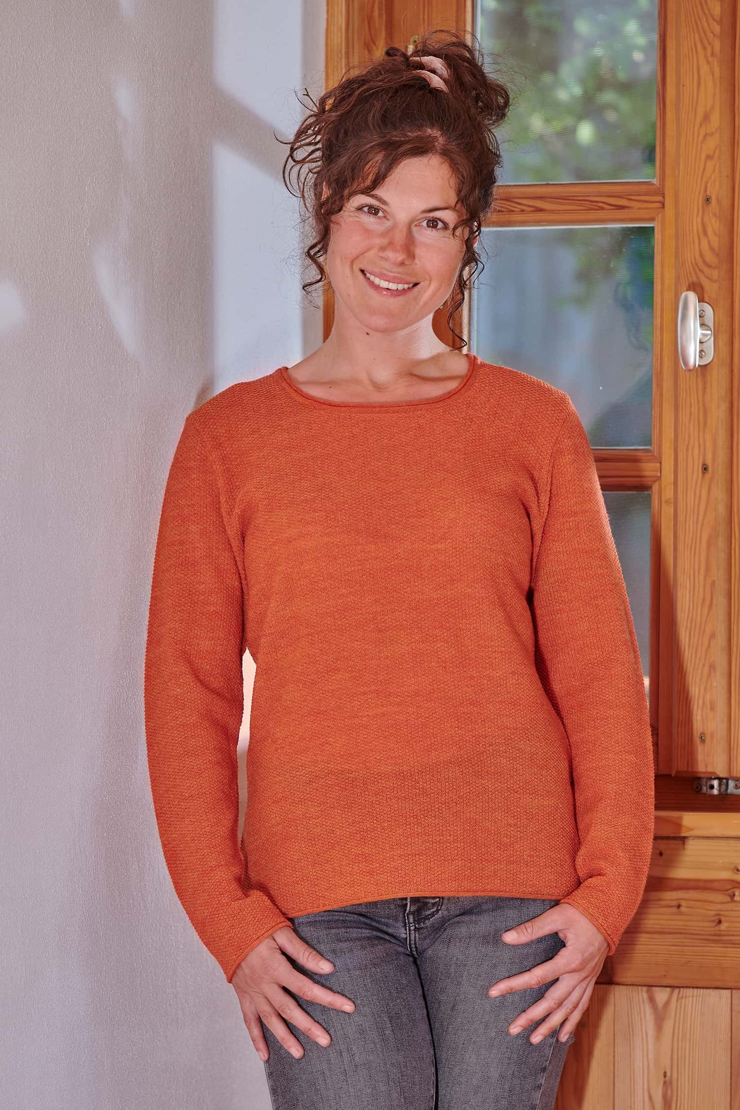 Frau trägt Bio Wollshirt Perle orangemeliert