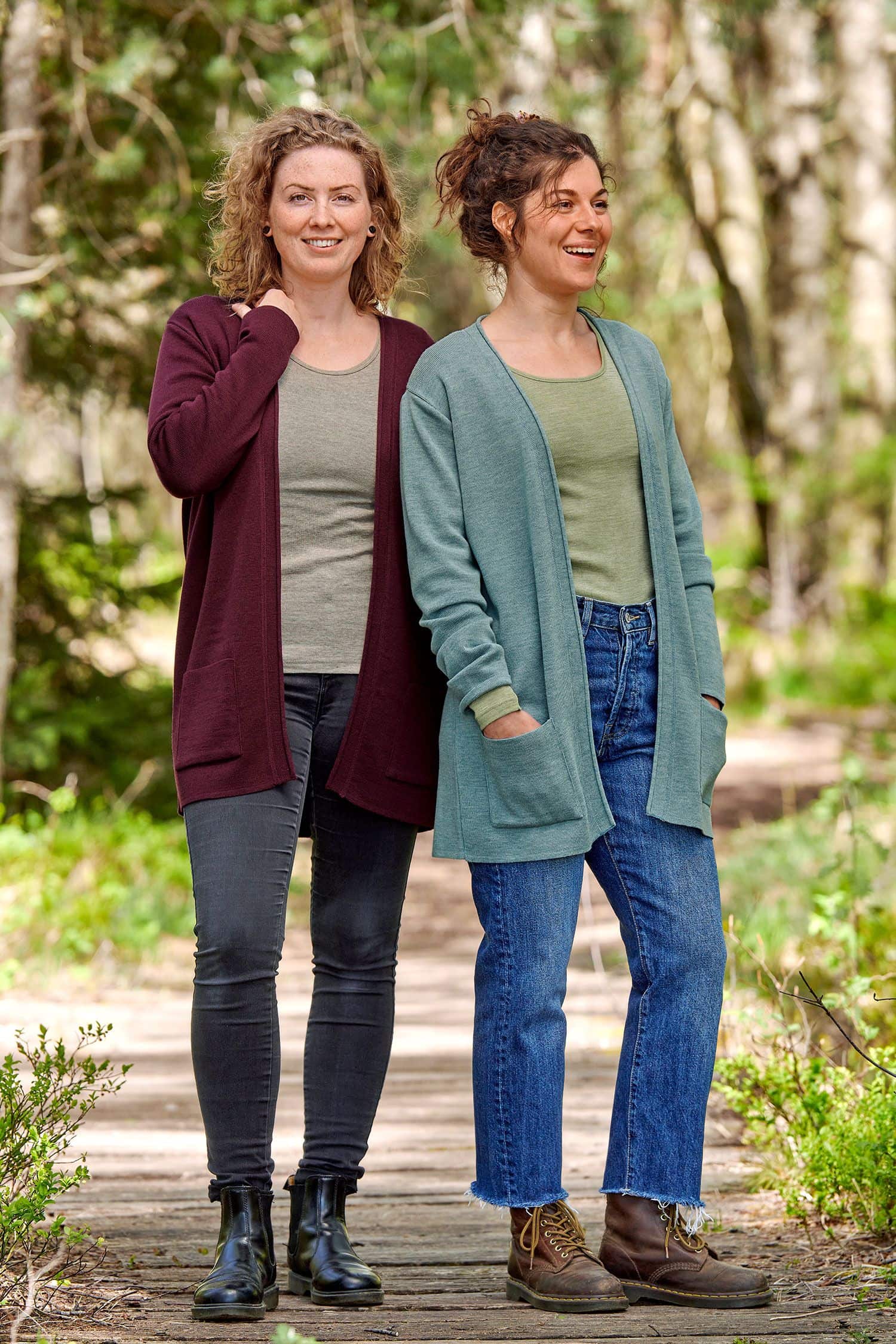 Long-Cardigan aus Bio-Merinowolle Frauen in Natur tragen langen roten und blauen Cardigan aus bio Wolle (kbT) mit Jeans, Stiefeln, und grünen Shirts