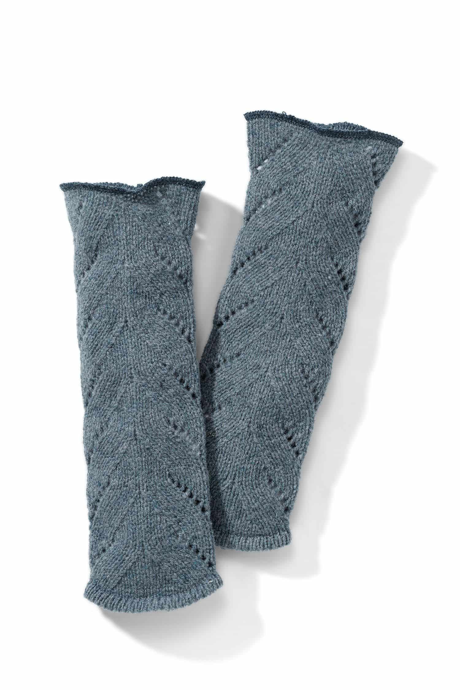 rauchblaue Armstulpen mit Ajourmuster vom Finkhof aus bio Wolle (kbT), Freisteller