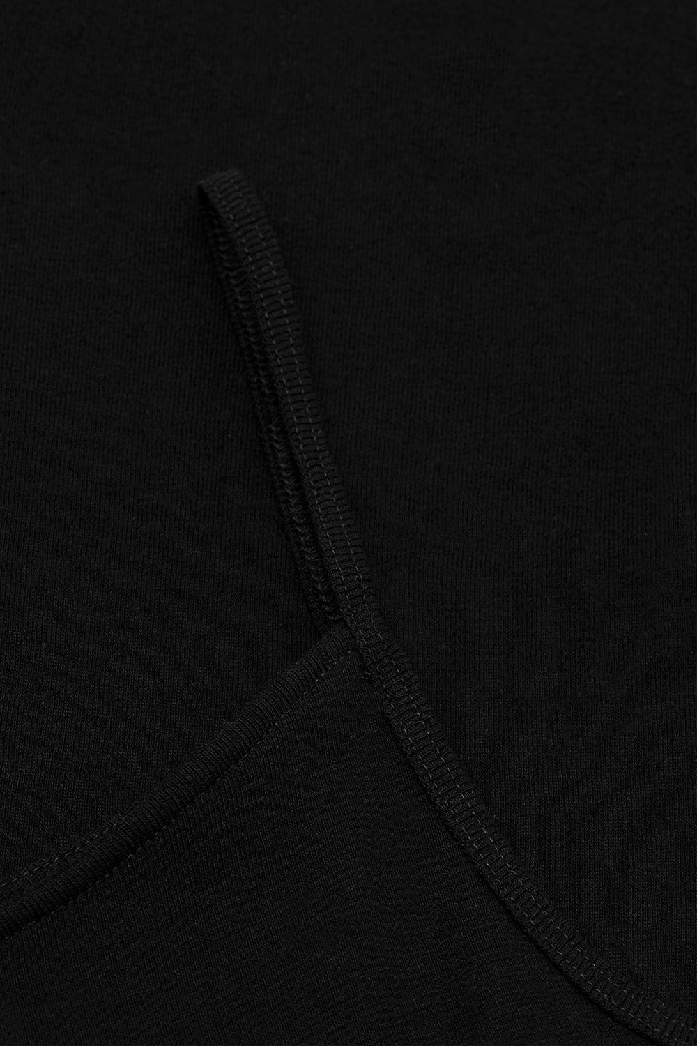 Detailaufnahme von den Trägern des schwarzen Trägerhemds aus bio Baumwolle (kbA)