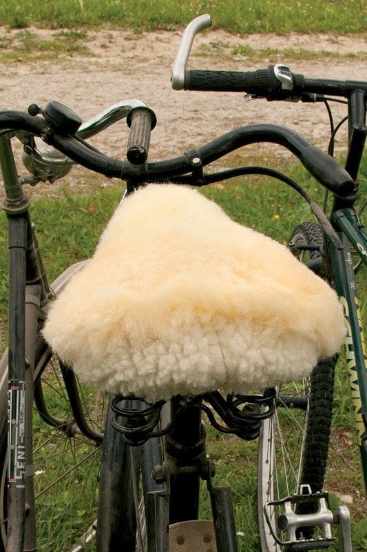 relugan gegerbter breiter Finkhof Sattelbezug aus bio Wolle (kbT) und Schaffell auf Fahrrad von hinten
