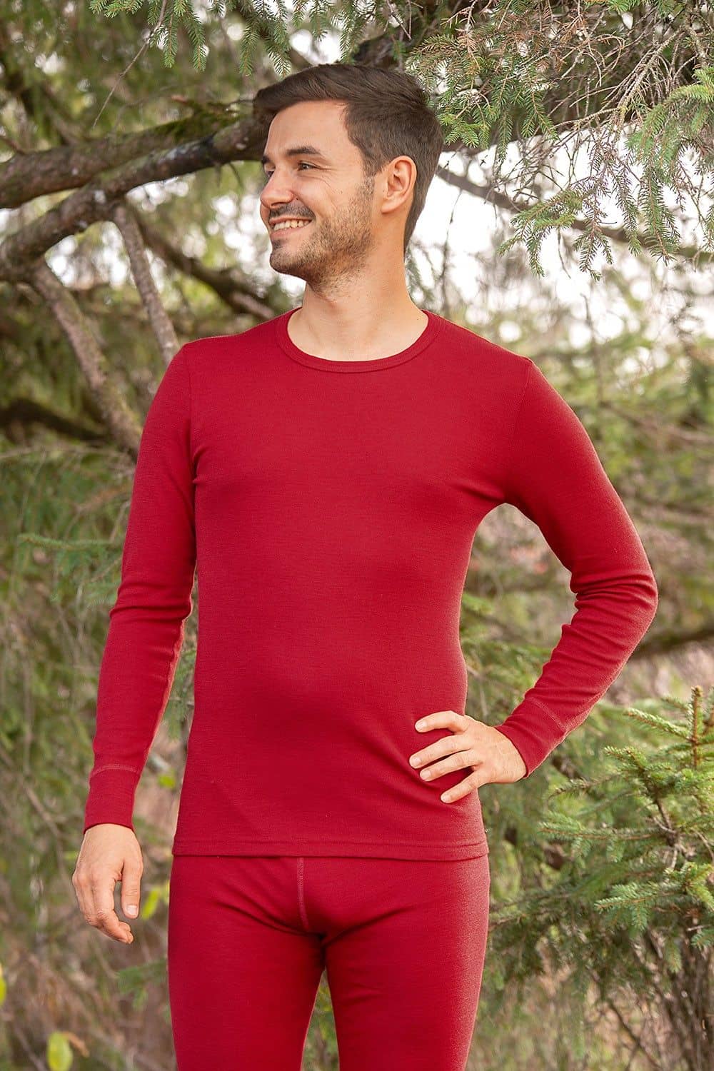 Mann trägt rotes Langarmshirt aus bio Wolle (kbT) mit langer Unterhose
