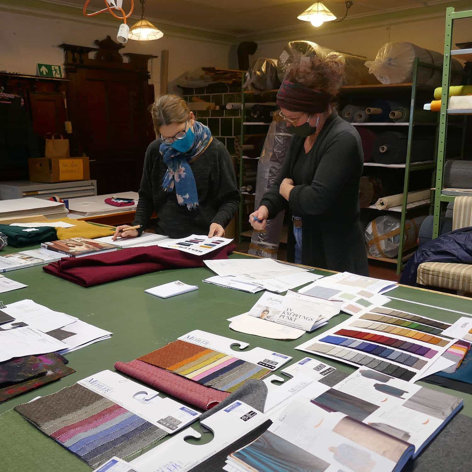 Besprechung über Stoffe in der Finkhof Zuschneiderei