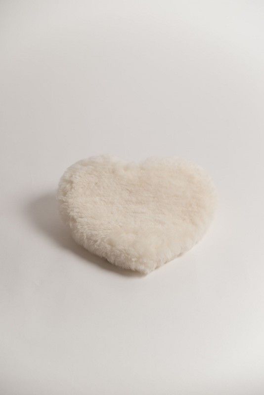 weißes Finkhof Herzkissen aus pflanzlich gegerbtem Schaffell, Freisteller