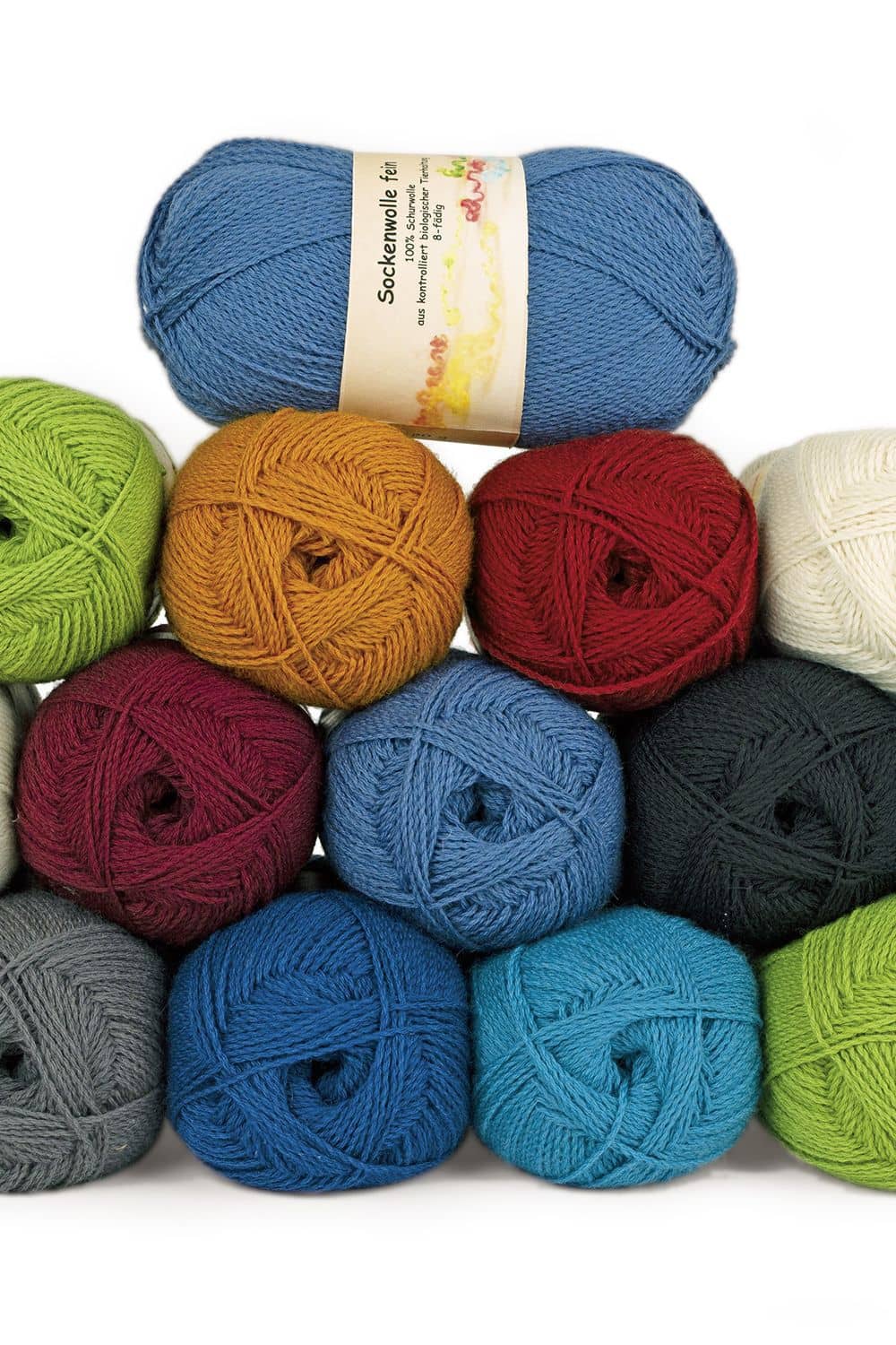 Sockenwolle fein Unifarben feine Finkhof Sockenwolle unifarben aus bio Merinowolle (kbT), Wollknäule in allen Farben aufgestapelt