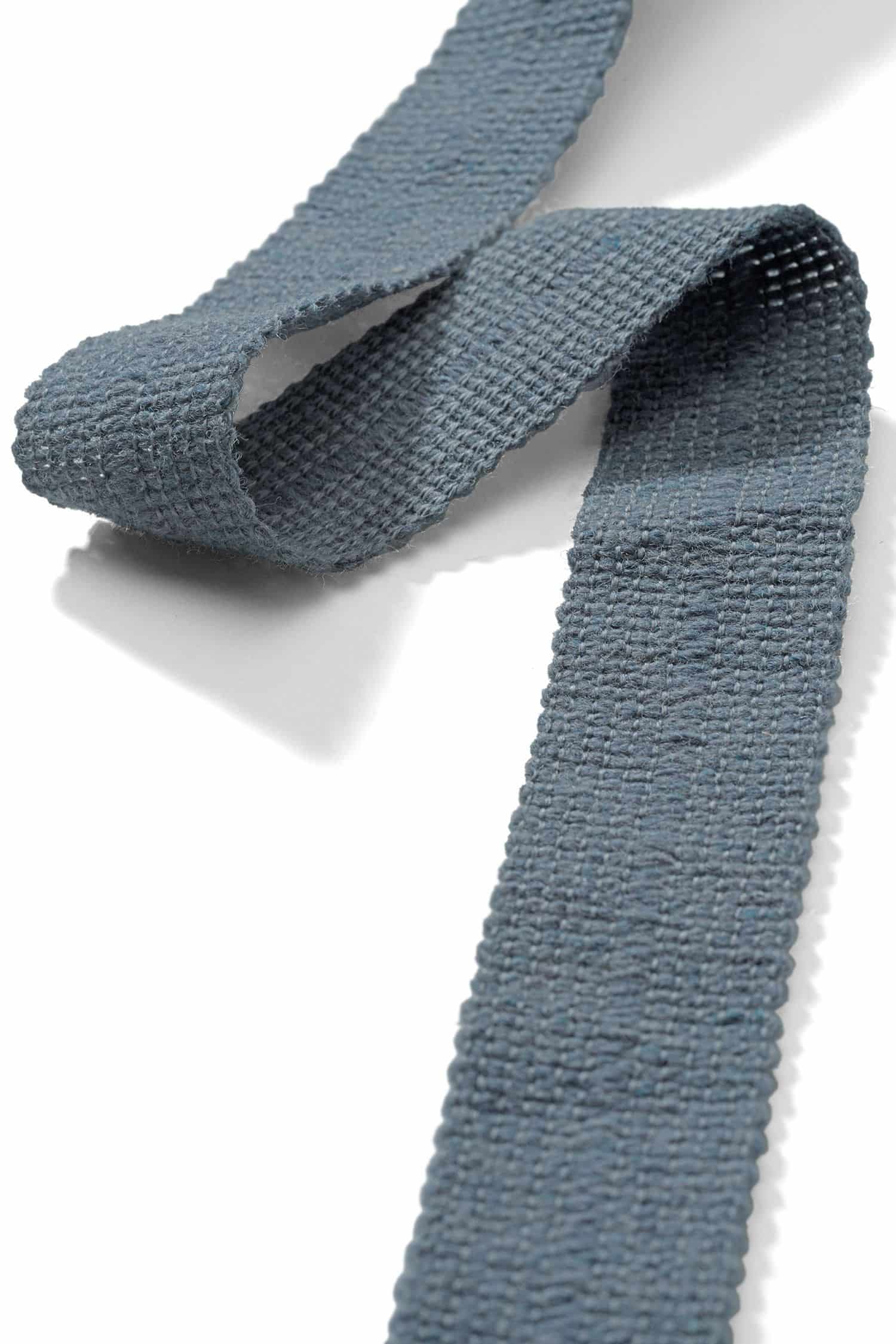 rauchblaues Einfassband aus bio Wolle (kbT) vom Finkstoff, Freisteller