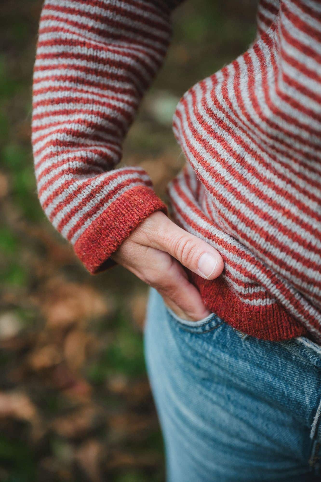 Detailaufnahme der Bündchen des rot weiß gestreiften Pullis aus bio Wolle (kbT) vom Finkhof