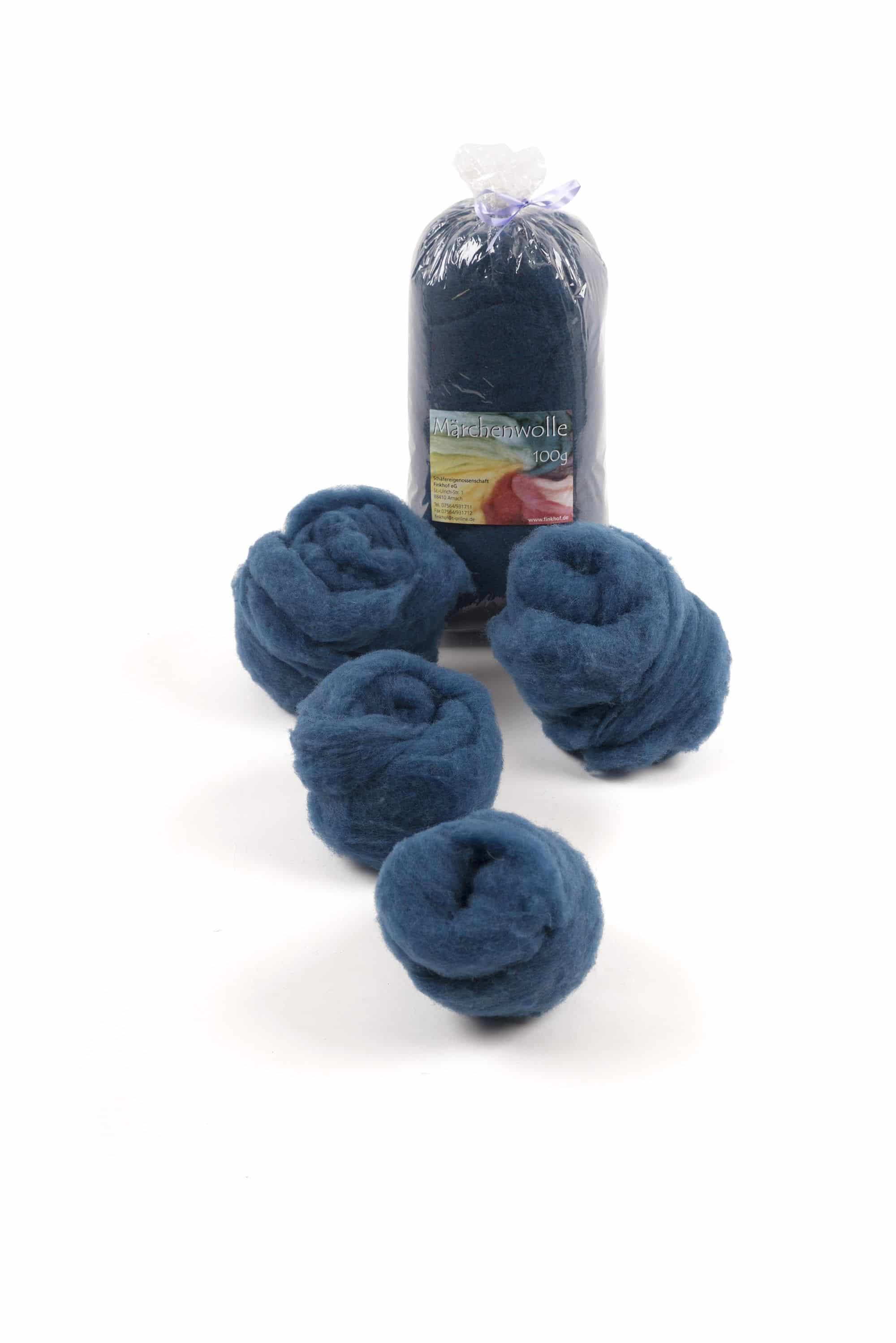 blaue Finkhof Märchenwolle aus bio Merinowolle (kbT) in 100g Packung mit Wollkugeln davor, weißer Untergrund