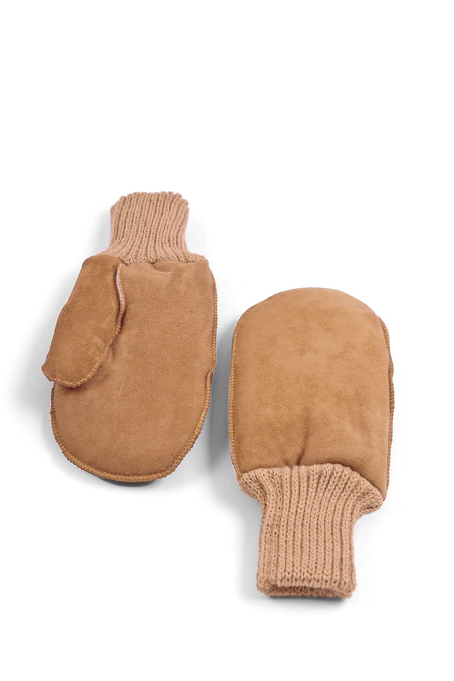 ein Paar hellbraune Fell- Fausthandschuhe aus Pelzvelour mit Bund, Freisteller