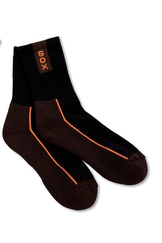 ein Paar lange braune Sportsocken mit orangen Details aus bio Baumwolle (kbA), Polyamid und Elasthan, Freisteller