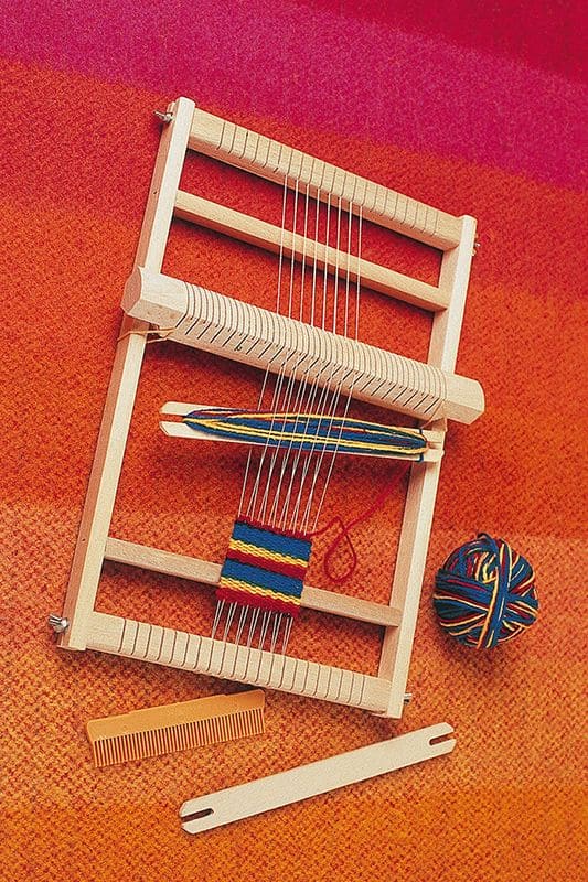 Kinderwebrahmen aus Holz mit 2 Nadeln und Kamm auf Wolldecke – 20 cm Webbreite, regional gefertigt im Allgäu, vom Finkhof