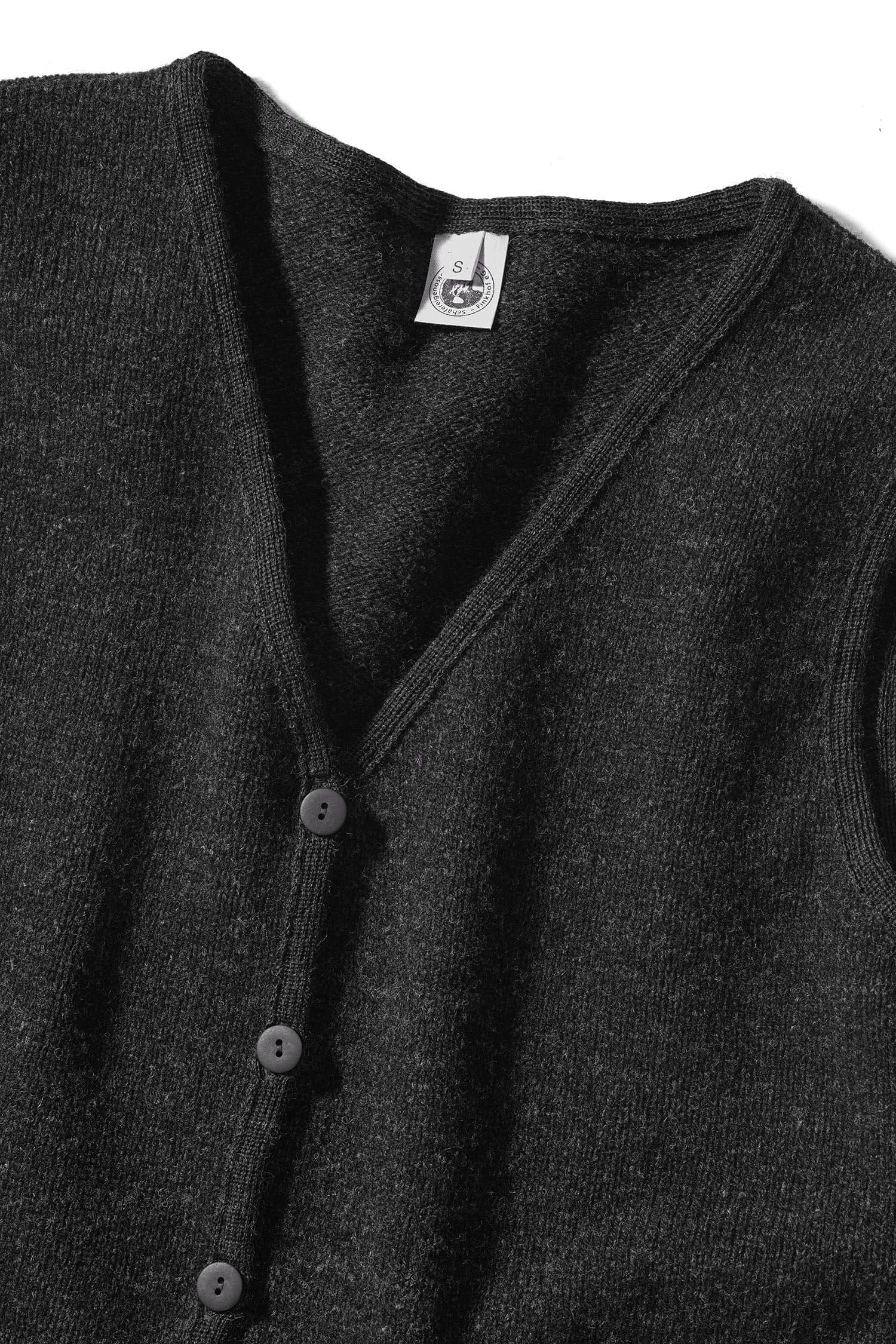 Detailaufnahme der Knöpfe der anthrazitfarbenen feinen Strickweste aus bio Wolle (kbT) vom Finkhof