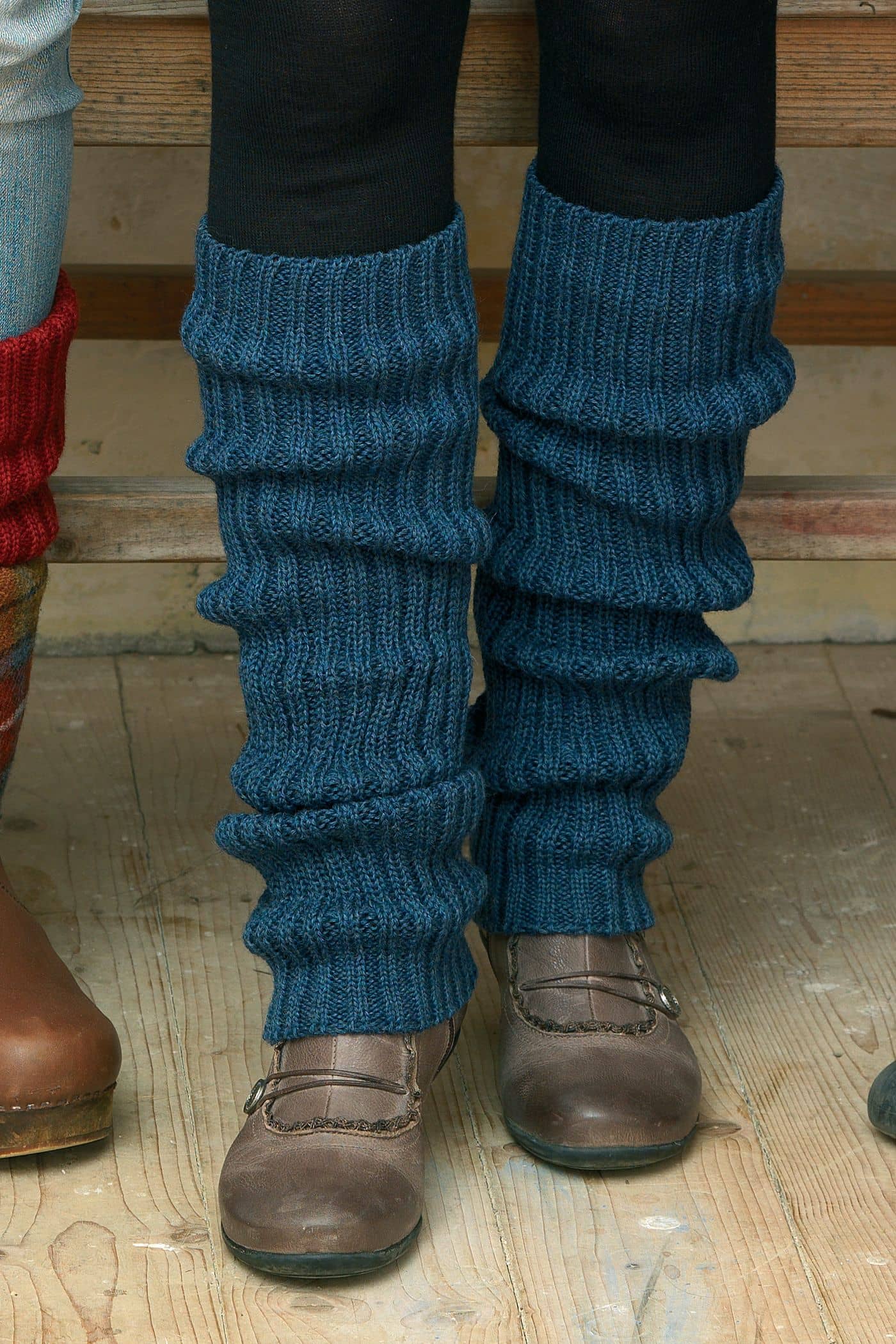 einfarbige jeansblaue Beinstulpen vom Finkhof aus bio Wolle (kbT) mit schwarzer Hose und Ballerinas