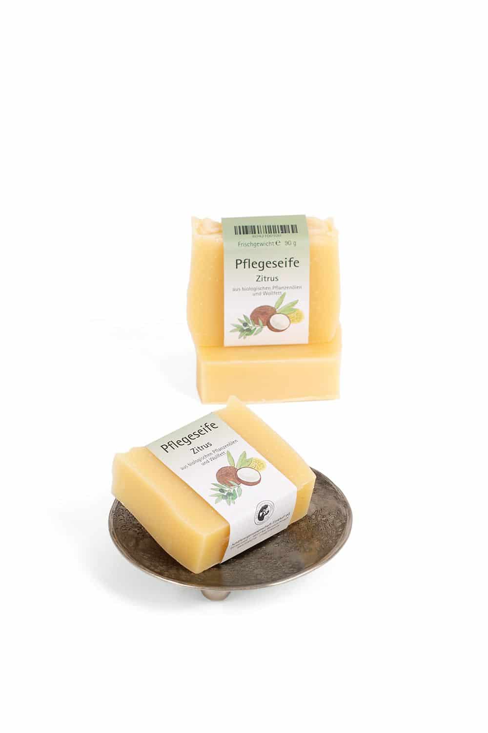 Finkhof Pflegeseife Zitrus – milde Naturseife mit Wollfett & pflanzlichen Ölen, Freisteller auf Weiß
