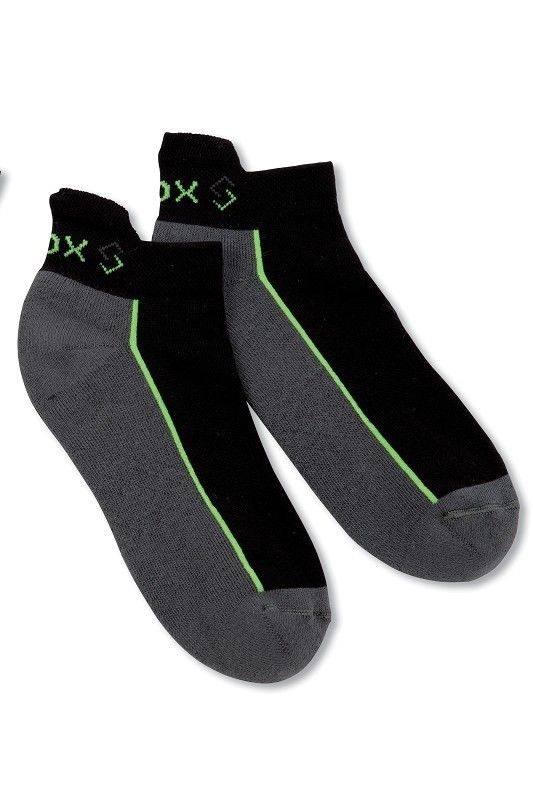 ein Paar kurze graue Sportsocken mit grünen Details aus bio Baumwolle (kbA), Polyamid und Elasthan, Freisteller