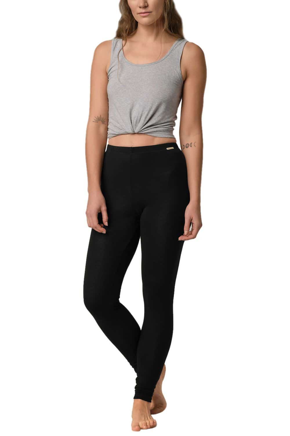 Frau trägt schwarze Freizeit Leggings aus bio Baumwolle (kbA) und Elasthan mit gecroptem grauem Top