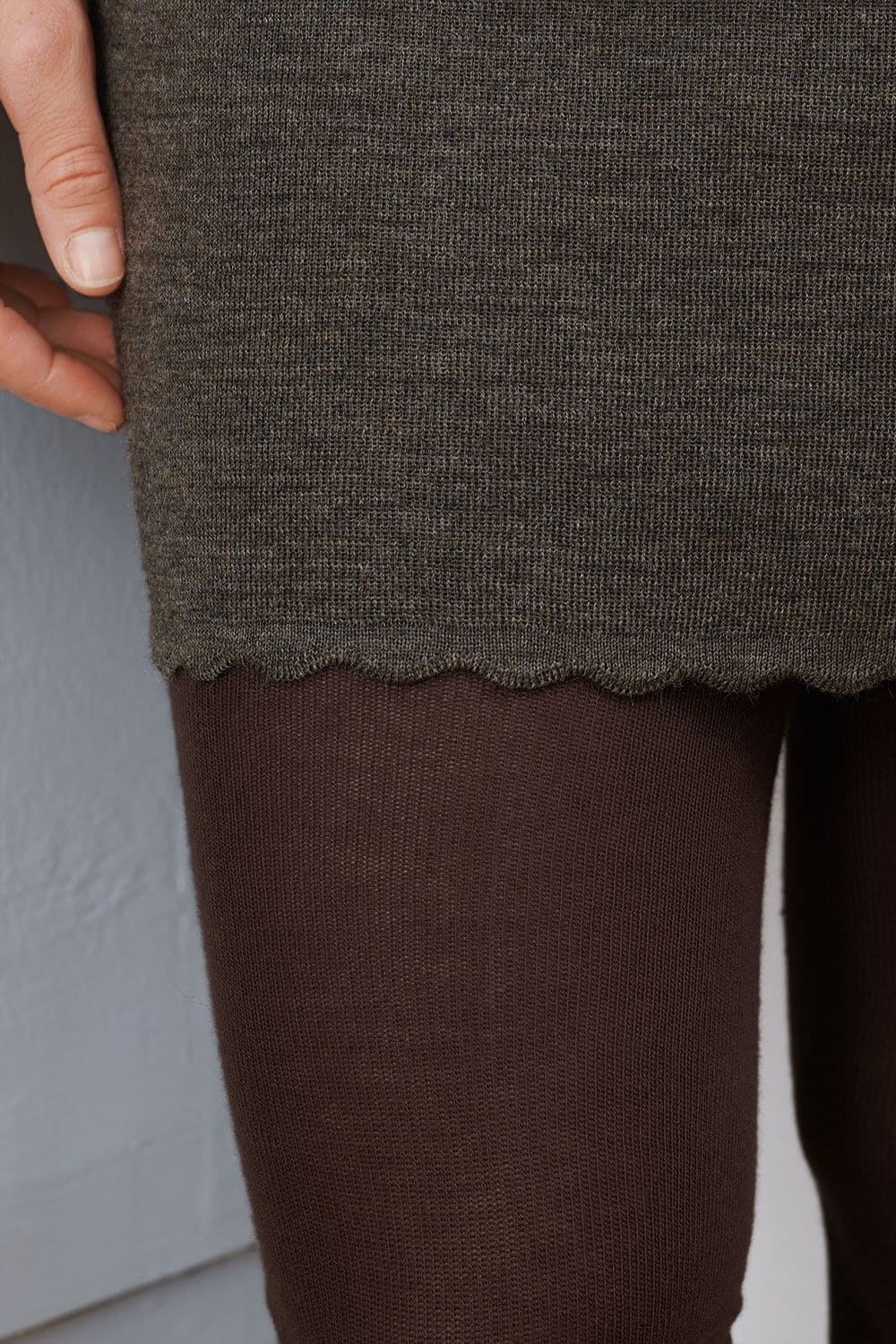 Detailaufnahme von grauem Rock und brauner Leggings aus bio Baumwolle (kbA) und Elasthan vom Finkhof
