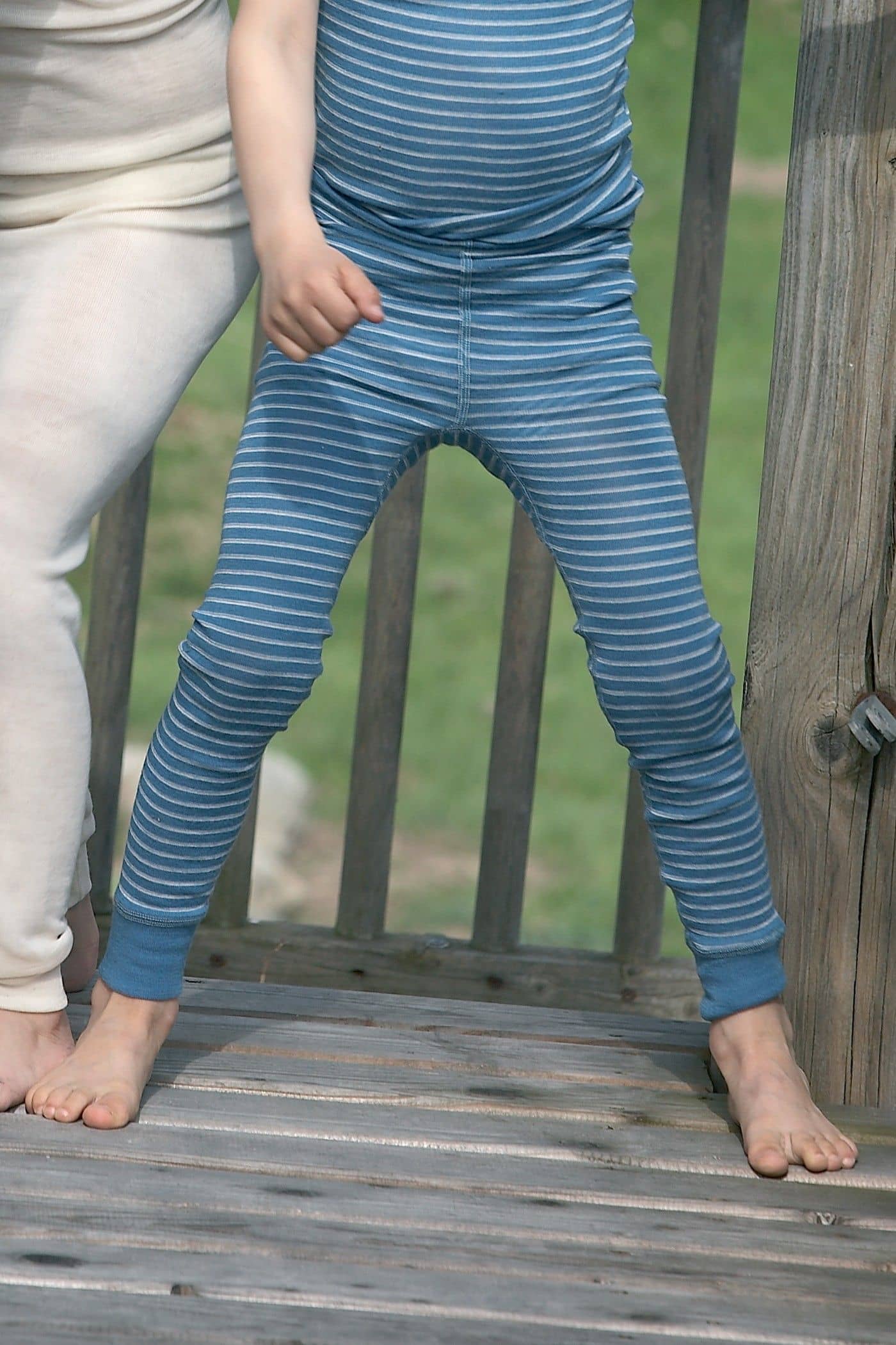 Nahaufnahme von getragener langer Wollunterhose aus bio Wolle (kbT) mit blau weißen Streifen, von vorne