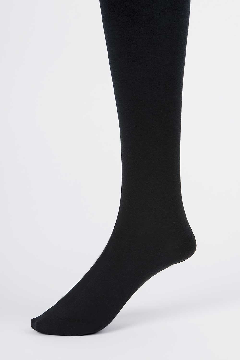 Fuß von schwarzer Feinstrumpfhose aus bio Baumwolle (kbA) und Elasthan vom Finkhof