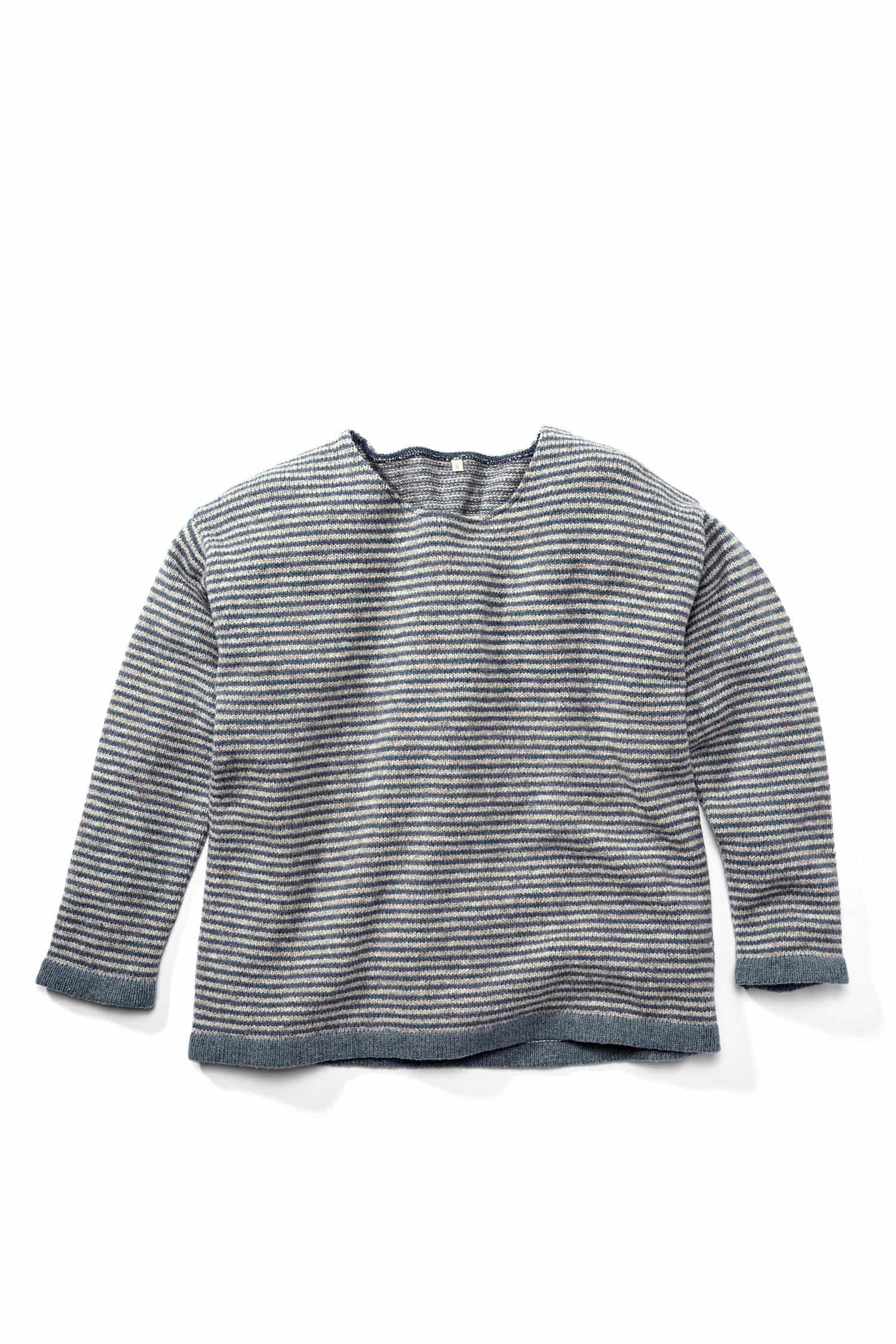 blau grau gestreifter Pulli aus bio Wolle (kbT) vom Finkhof, Freisteller