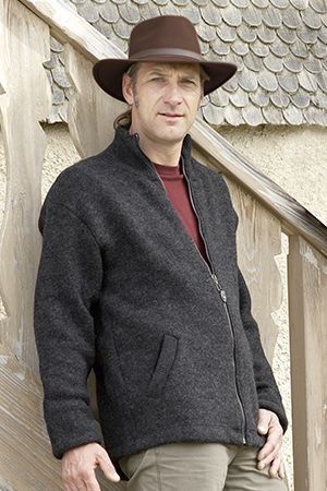 Mann mit grauer Jacke trögt dunkelbraunen Walkhut