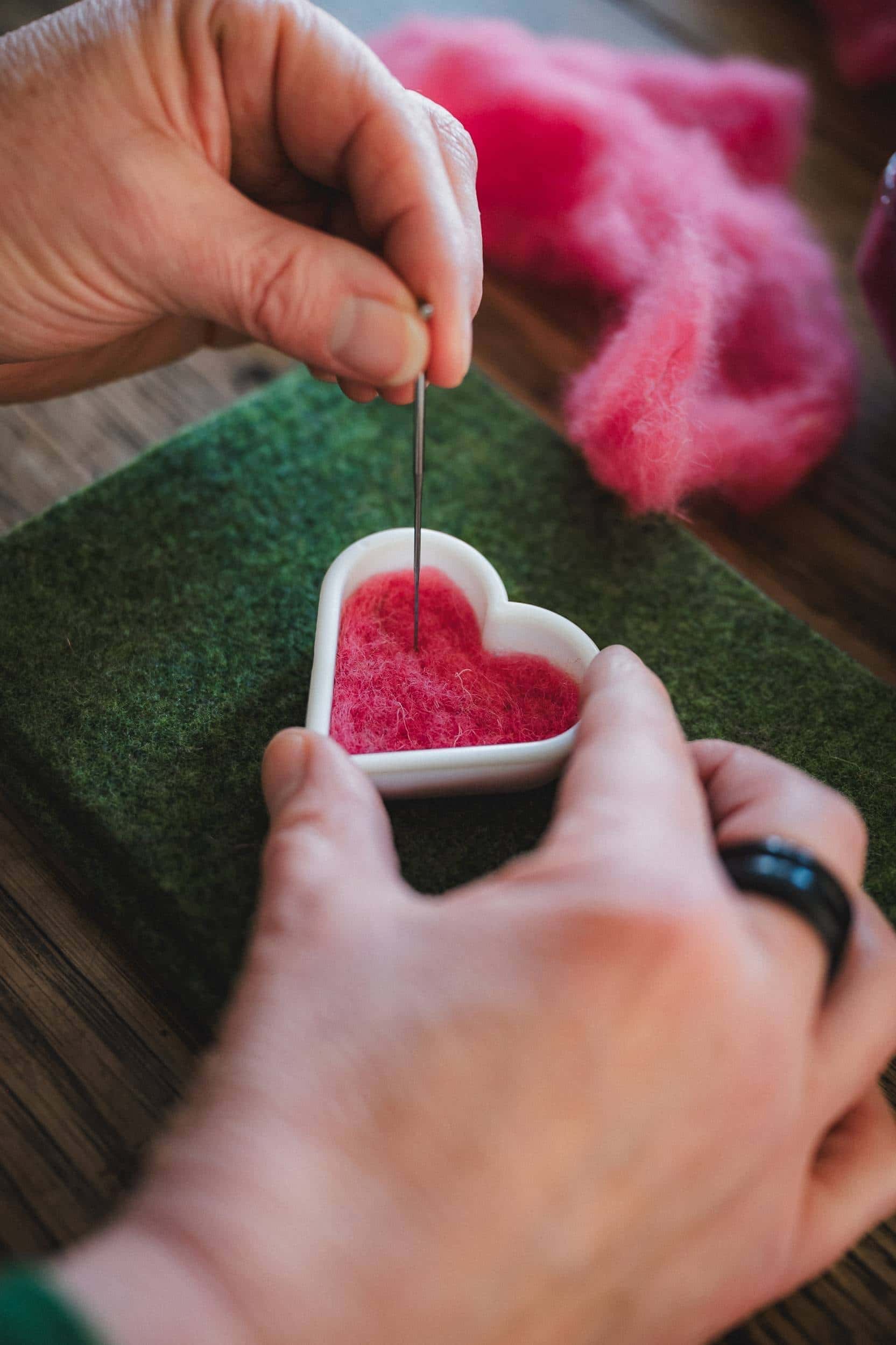 filzen der Filzherzen aus der Finkhof Märchenwolle