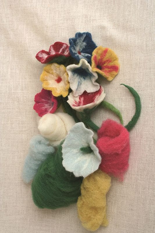 Filzblume aus Finkhof Märchenwolle mit bio Wolle (kbT)