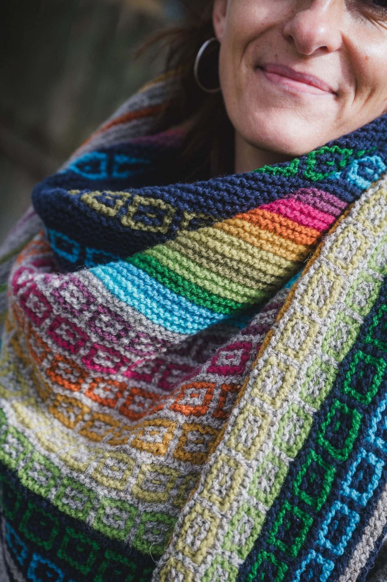 Frau trägt regenbogenfarbenen Schal