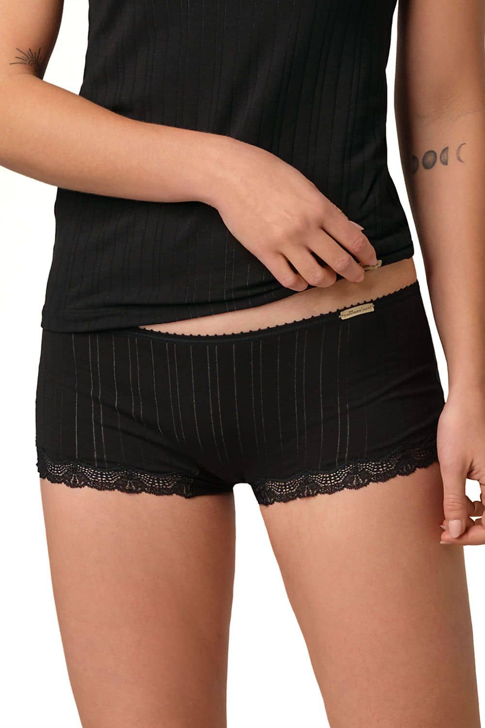 Nahaufnahme von schwarzem Spitzentop und schwarzem Hipster mit Spitze aus bio Baumwolle (kbA) und Elasthan