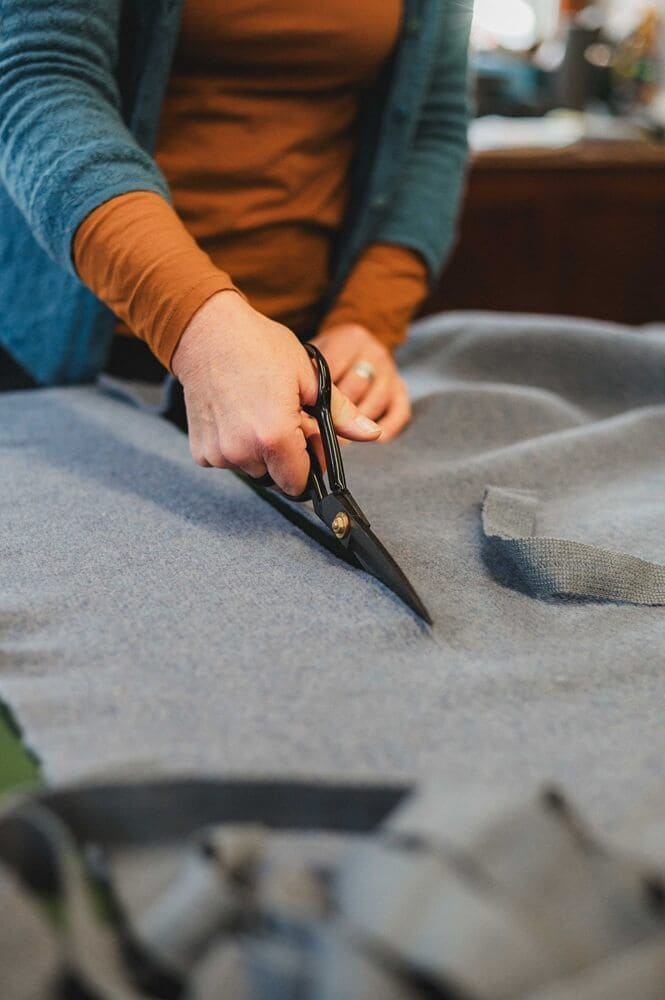 finkhof-manufakturen-stoffnaeherei-2 rauchblauer Finkhof Stoff wird zugeschnitten